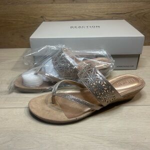 Kenneth Cole Reaction Great Chime Rose Gold Womens Wedge Thong Sandals Size 8.5